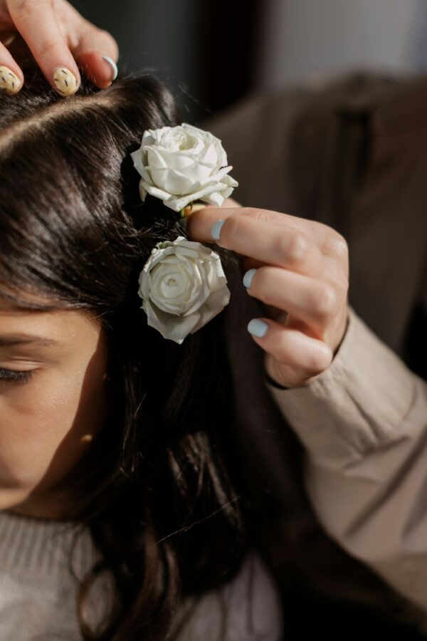 The Botanical Hair Pins Fresh White Roses